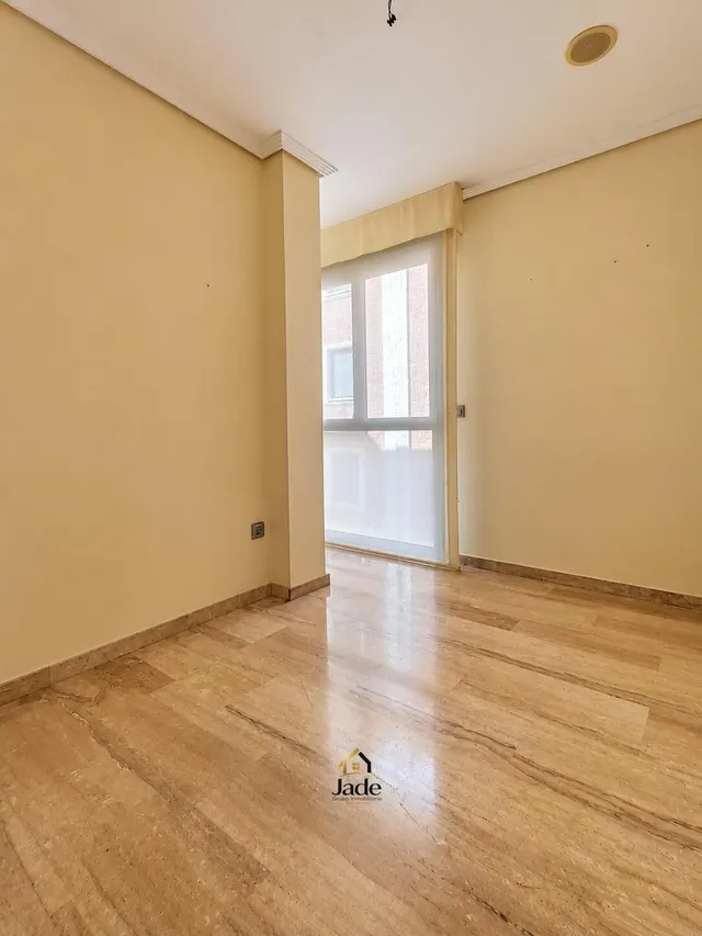 AMPLIO PISO SIN AMUEBLAR EN PLENO CENTRO – 3 DORMITORIOS Y 2 BAÑOS — 18
