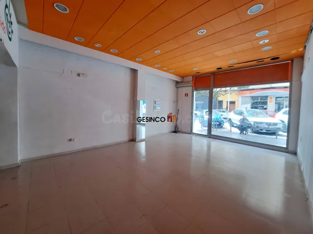 LOCAL COMERCIAL EN ALQUILER CÉNTRICO — 4