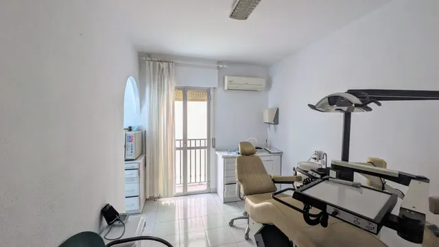 PISO EN EL CENTRO DE FUENGIROLA CON 4 DORMITORIOS APTO PARA CLÍNICA DENTAL — 10