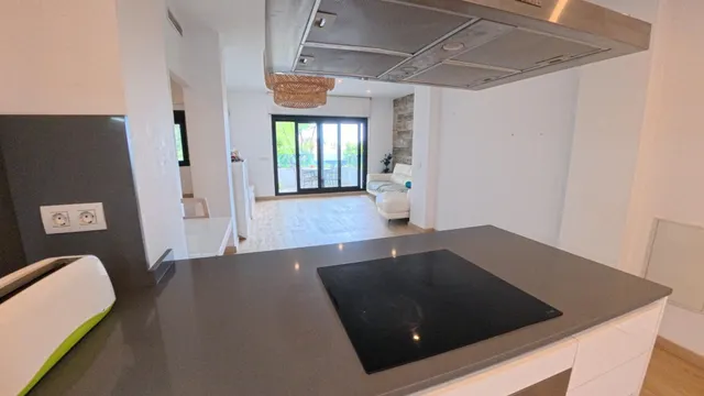 Amplio apartamento de esquina en planta baja con parcela y estudio exterior — 18