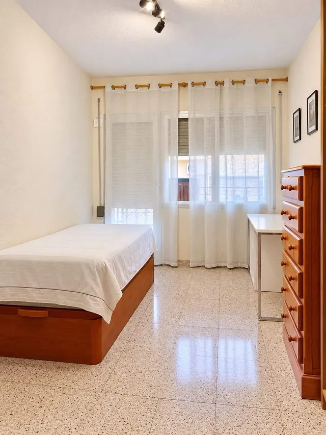 Vivienda amplia de 4 dormitorios cerca de la avenida Padre Esplá. — 10