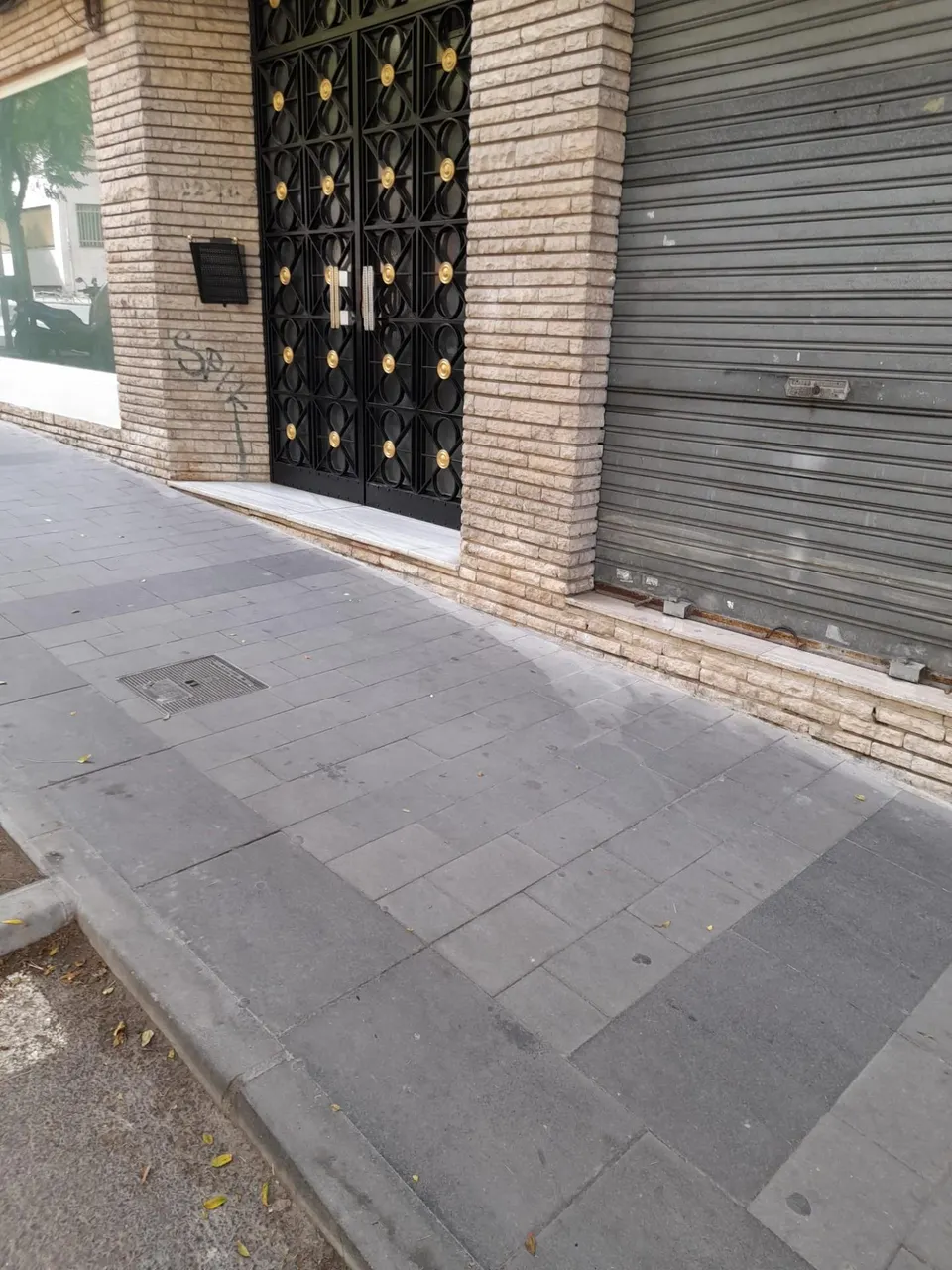 SE VENDE LOCAL /  BUENA ZONA /ZONA CAROLINAS