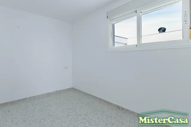 EXCLUSIVA. Zona norte. Ático Dúplex VPO. Terraza-solarium de 52m2. 4 dormitorios, 2 baños. Garaje. — 30