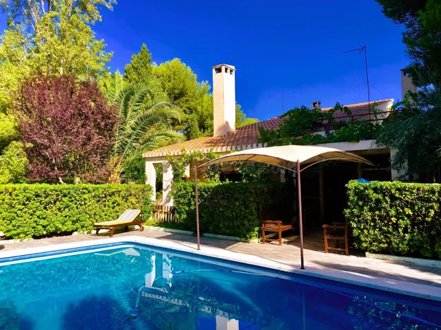 IMPRESIONANTE CHALET CON PISCINA EN URBANIZACIÓN EL PANTANO  - foto 4