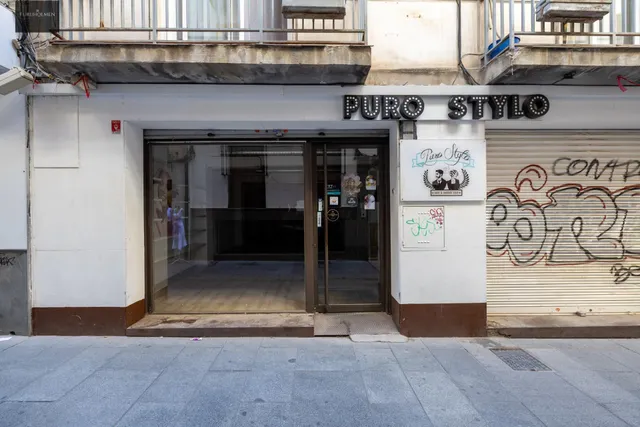 Local Comercial en el Corazón de Granada - Oportunidad Única — 4