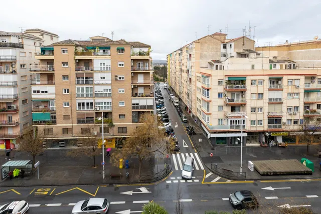 Camino de Ronda. Piso en planta alta con 5 dormitorios, garaje y trastero, calefacción central. — 31
