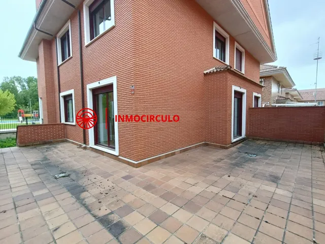 Exclusivo Chalet Pareado Junto al HUBU: Tu Oasis Urbano en Burgos — 34