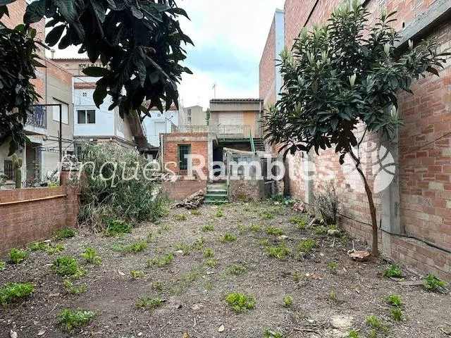 SOLAR AMB PETITA CONSTRUCCIÓ