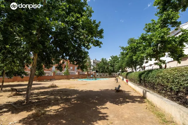 ESPECTACULAR VIVIENDA ADOSADA DE 4 DORMITORIOS CON SÓTANO, TERRAZAS Y PATIO EN GRANADA — 29
