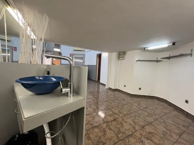LOCAL COMERCIAL CON ALTILLO SITUADO EN ZONA  DR. PUJADES — 8
