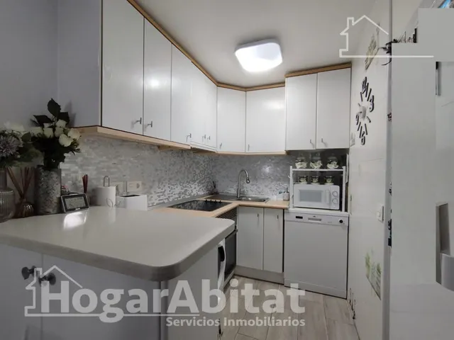 Espacio exterior, luz y privacidad en este adosado reformado en esquina con gran terraza y piscina comunitaria — 14
