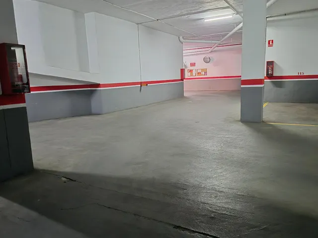 Buena plaza de coche — 15