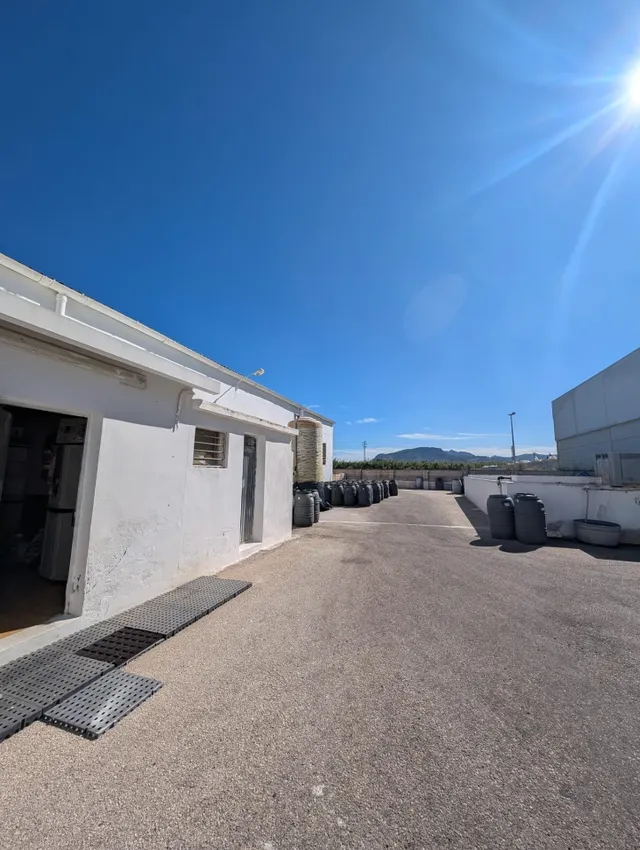 Nave industrial en Alzira con 3.678 m2 de parcela y potencial de ampliación — 9