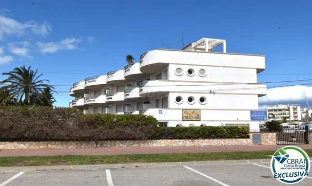 EMPURIABRAVA: Exclusivo complejo de seis casas con amarre en - foto 2