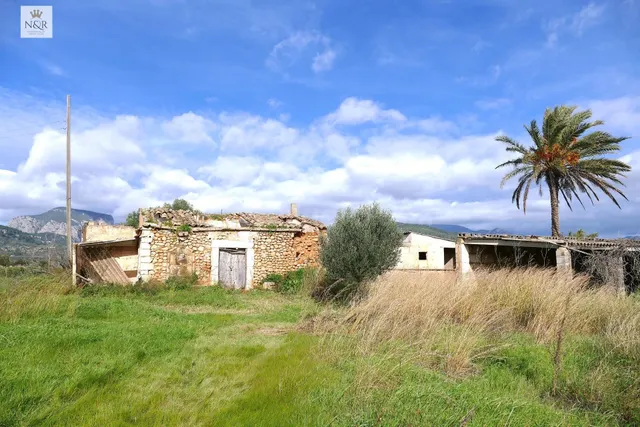 FINCA RÚSTICA DE 22.950 M2 CON DIVERSAS EDIFICACIONES A REFO