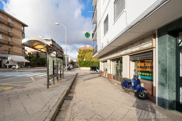 Localazo en esquina con mas de 30 de fachada. Avd de Dilar junto ambulatorio del Zaidín — 4