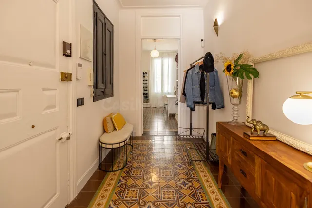 Piso con encanto, historia y diseño en pleno centro de Vilan - foto 4