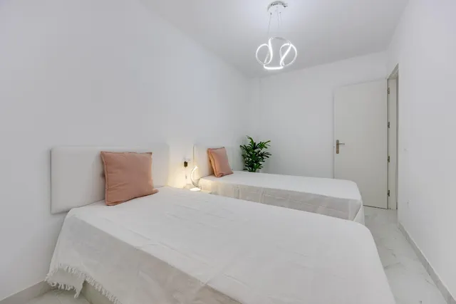 Planta baja de dos dormitorios, totalmente reformada y con piscina comunitaria — 20