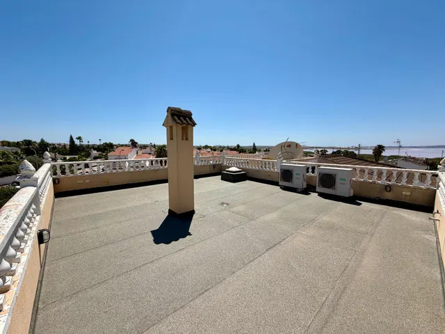 Villa independiente con piscina privada y 6 dormitorios junto a la Laguna Rosa de Torrevieja — 50