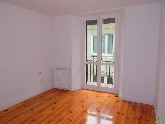 ETXEA vende piso en la Plaza de Castillo, 3 dormitorios, 2 baños, ascensor, 2ª altura — 24