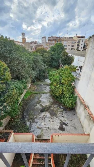Edifificio neoclasico en el centro de Figueres. — 29