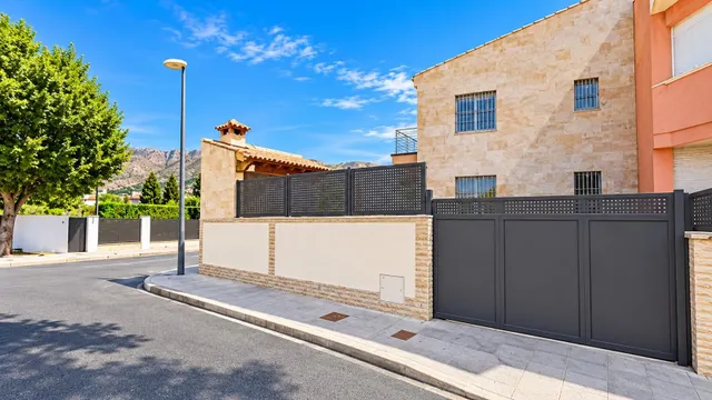Espectacular chalet con piscina en orihuela centro — 6