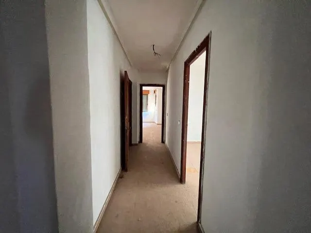 Oportunidad Inmobiliaria en Catral con : Casa Adosada Esquinera con Gran Potencial. — 22