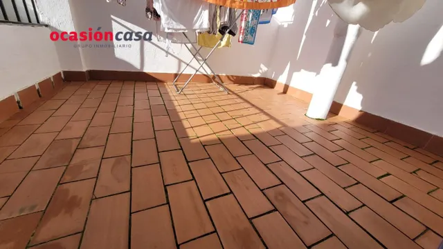 SE VENDE CASA Y PISO — 11