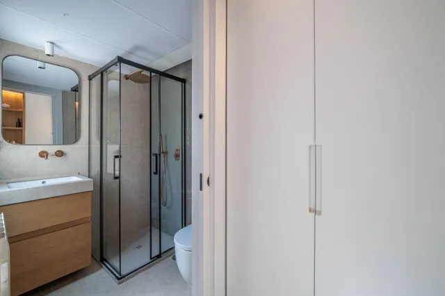 Impresionante Vivienda de Lujo con Diseño Moderno y Comodidades Exclusivas — 38