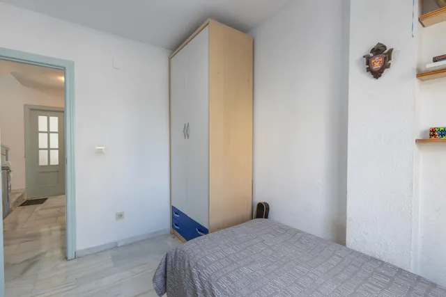 Casa independiente con piscina en La Zubia. — 14