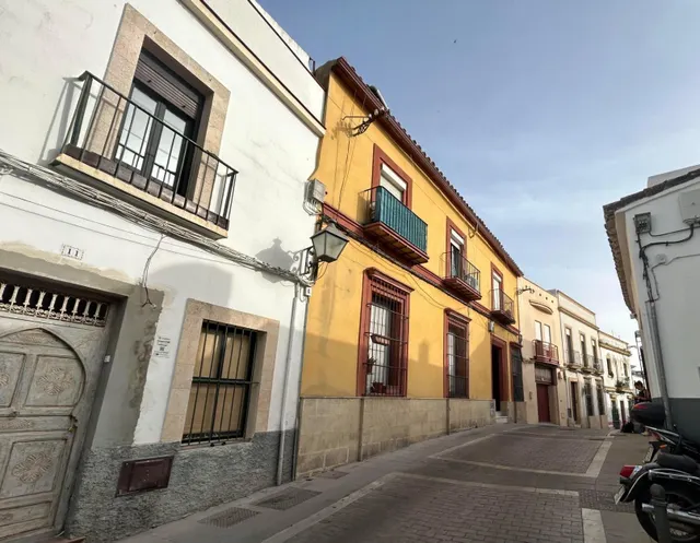 CASA DE VECINOS CON 8 APARTAMENTOS — 28