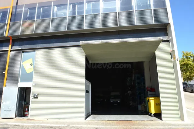 Nave esquinera en alquiler en zona industrial de Vilanova i  - foto 2
