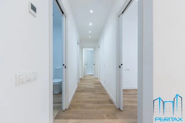 Eix Macià: planta baja a estrenar con entrada privada y techos de 4m. — 23