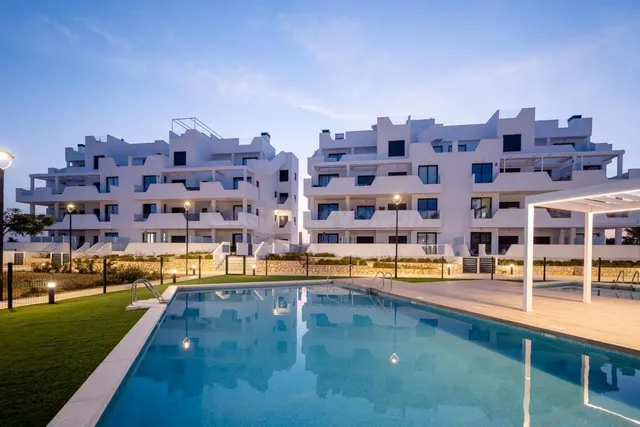 Apartamento de obra nueva de 2 dormitorios con piscina priva