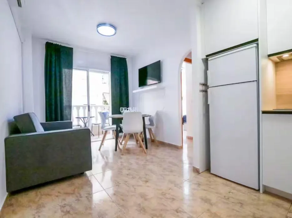 Apartamento con balcón, Alicante, Torrevieja. 2 habitaciones, 51 m2, 700 metros del mar