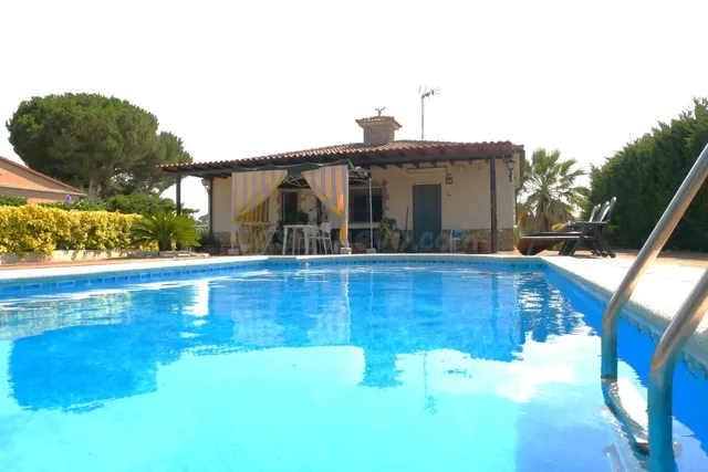 Encantadora casa con Piscina en Lloret Residencial por 299.0