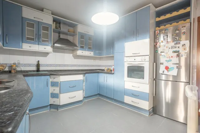 Almeria - cruz de caravaca: amplio triplex - 6 habitaciones + 3 baños + 1 aseo + garaje amplio + 2 salones + 2 cocinas + solarium — 19