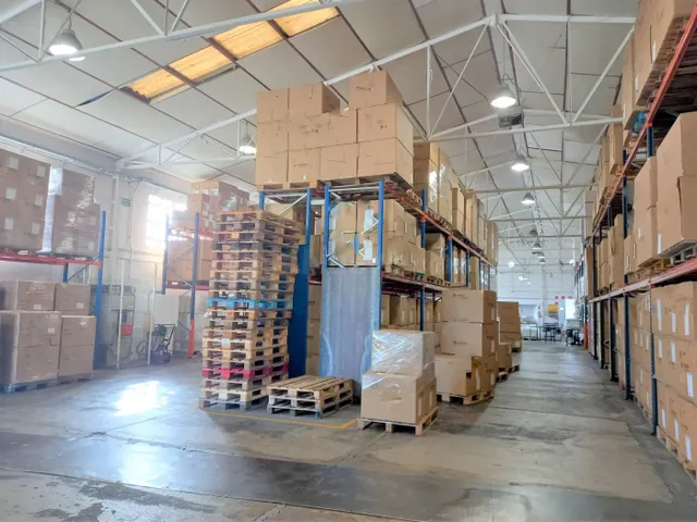 NAVE INDUSTRIAL PARCELA 5.700 m2 y NAVE DE 2.500 m2 - foto 2