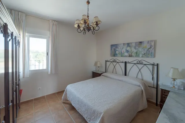 GRAN PARCELA CON VIVIENDA UNIFAMILIAR, 3 APARTAMENTOS, PISCINA Y VISTAS PANORÁMICAS EN PADUL (GRANADA) — 1.430 m2 DE TERRENO — 38