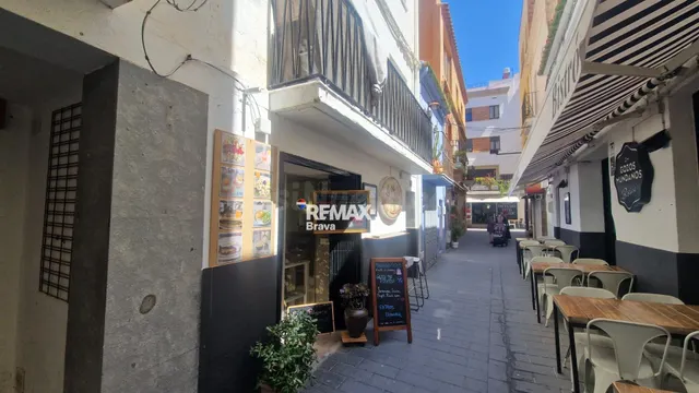 Roses | Edificio con local comercial y 3 viviendas en pleno  - foto 2