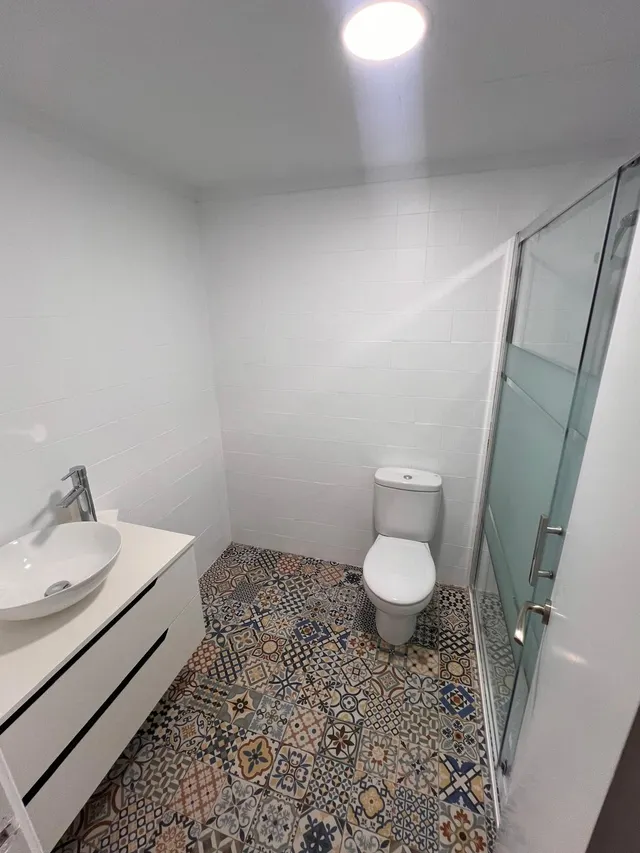 Apartamento con terraza, Alicante, Torrevieja. 2 habitaciones, 80 m2, 90 metros al mar — 23
