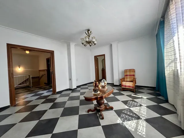 Amplia Casa para Reformar en el Corazón de la Ciudad — 36
