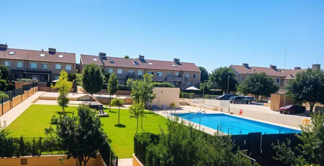 Chalet adosado en venta en Calle Rio Tajo - foto 2