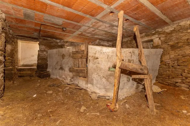 Casa de piedra en Forcarei con 363 m2 y patio – oportunidad de rehabilitación — 8