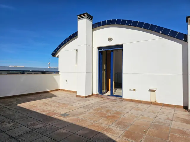 Ático dúplex en dénia: dos terrazas, vistas al mar y una urbanización para disfrutar todo el año — 19