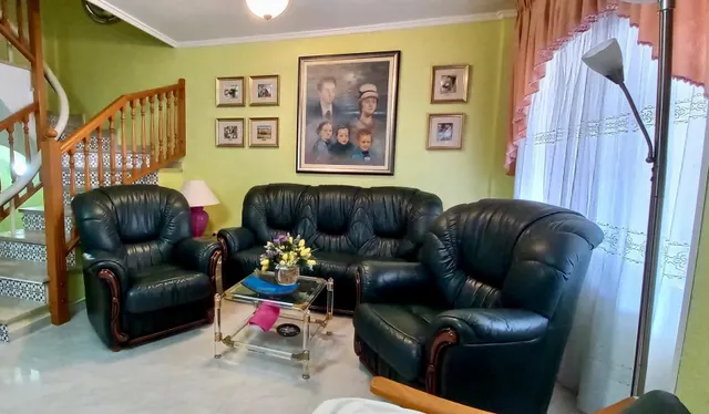 Bungalow con amplia terraza a pocos pasos de la playa y orientación Sur. — 12