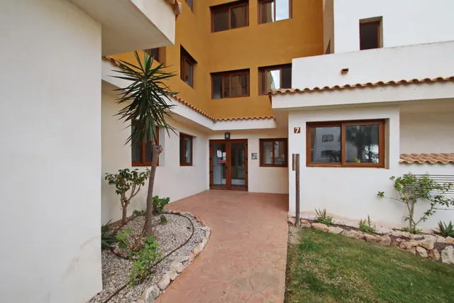 Soleado apartamento con vistas a la piscina en La Entrada, Punta Prima, Costa Blanca — 41