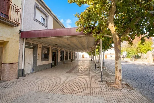 Local comercial de hostelería con gran terraza y salón de eventos en Guadiana. — 2