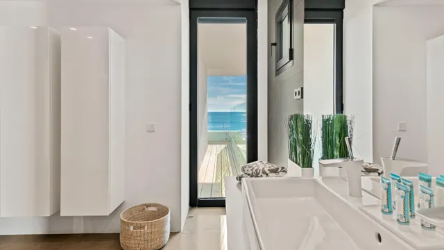 Spectacular Beachfront Designer Villa in Marbella — 38