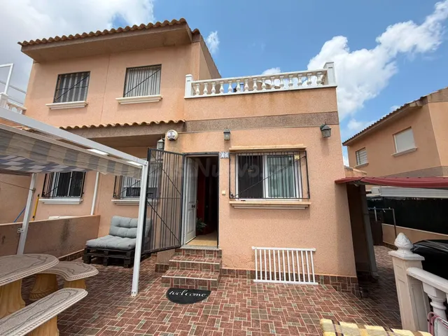 Atractivo chalet adosado en alquiler a largo plazo en Villam